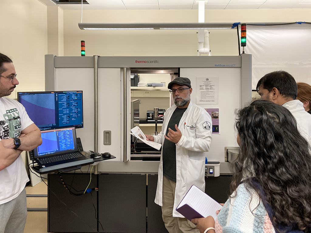 micro-CT laboratory Dr. Rogério Gomes dos Santos explaining the micro-CT experiment