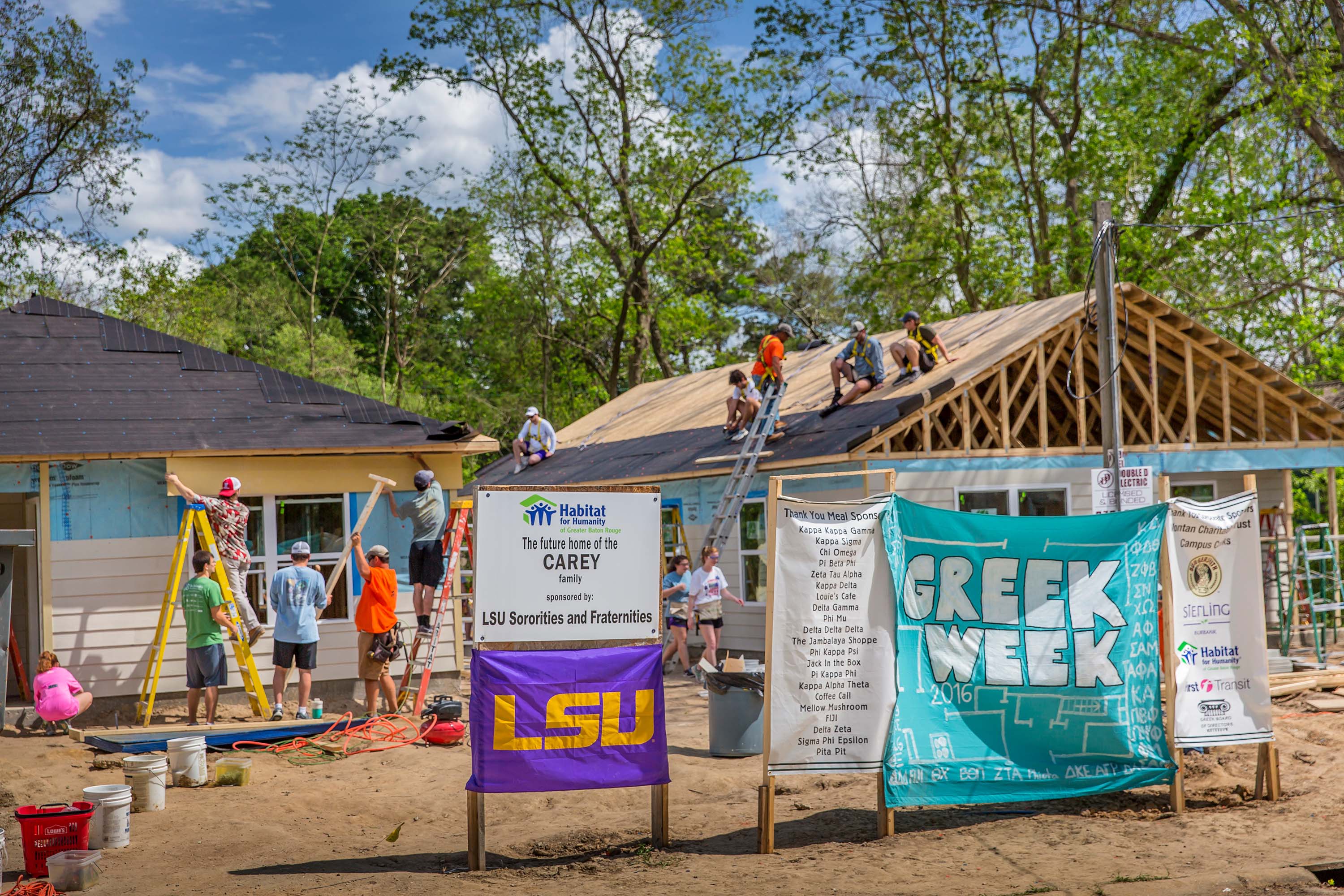 greek members building houses