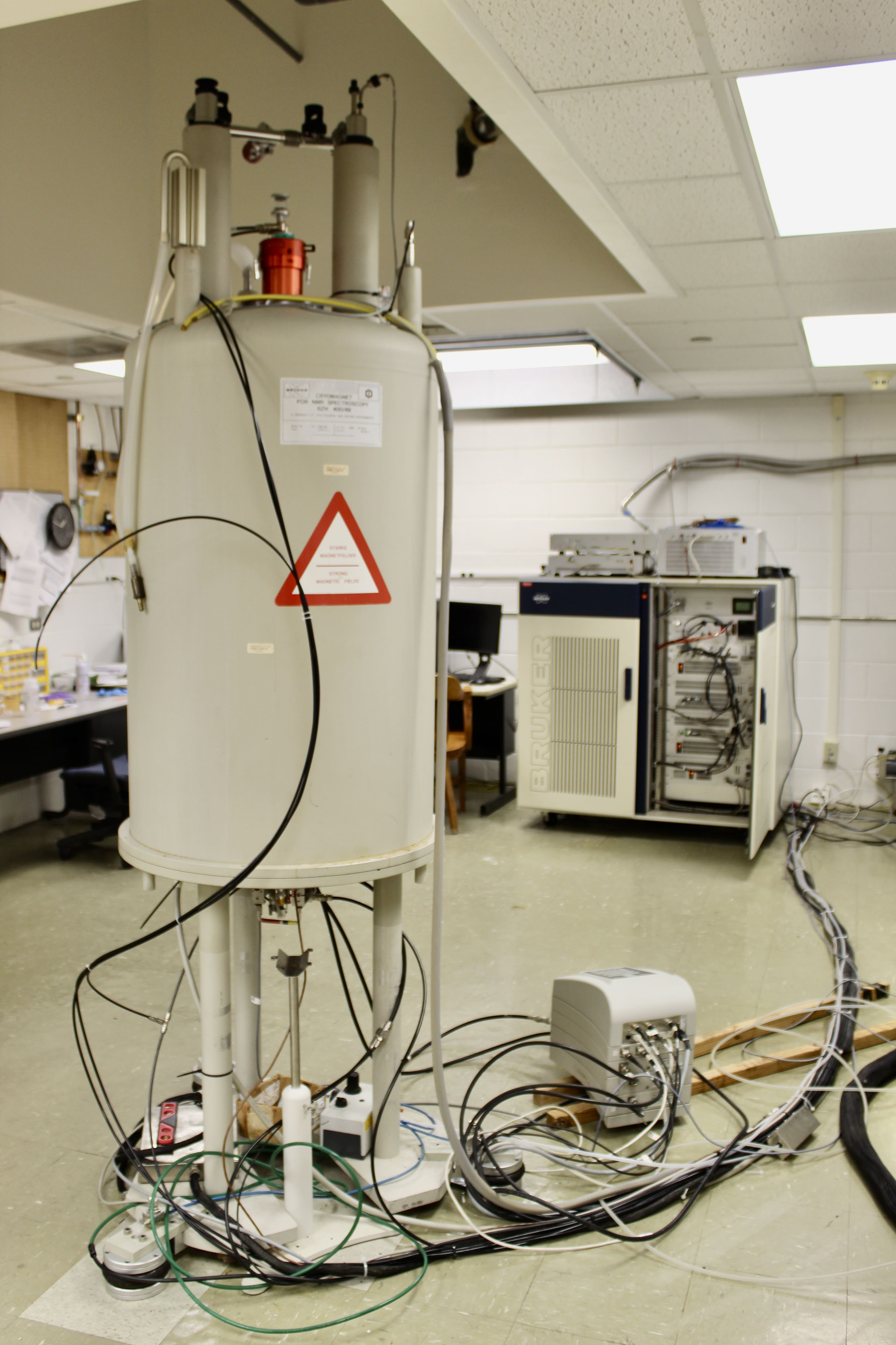 AV 400 Mhz NMR instrument 